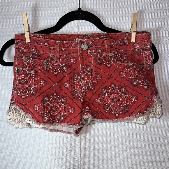 NO BOUNDARIES Red Handkerchief Bandanna Print Denim Lace Boho Jean Shorts Size 7 - Picture 1 of 7